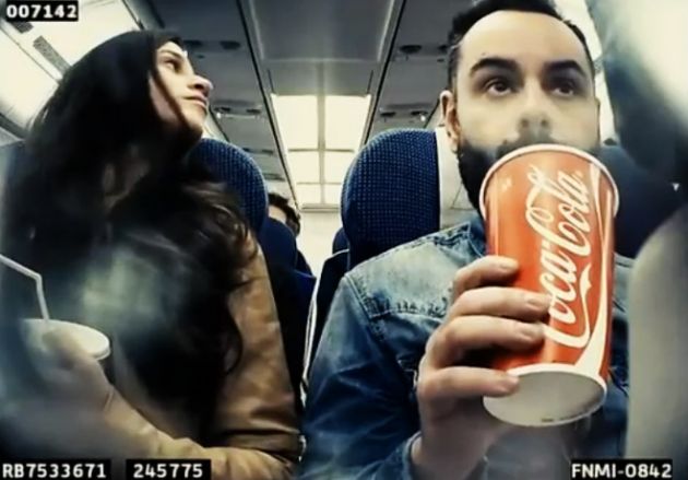 Pegadinha da Coca-Cola Zero dentro do avião